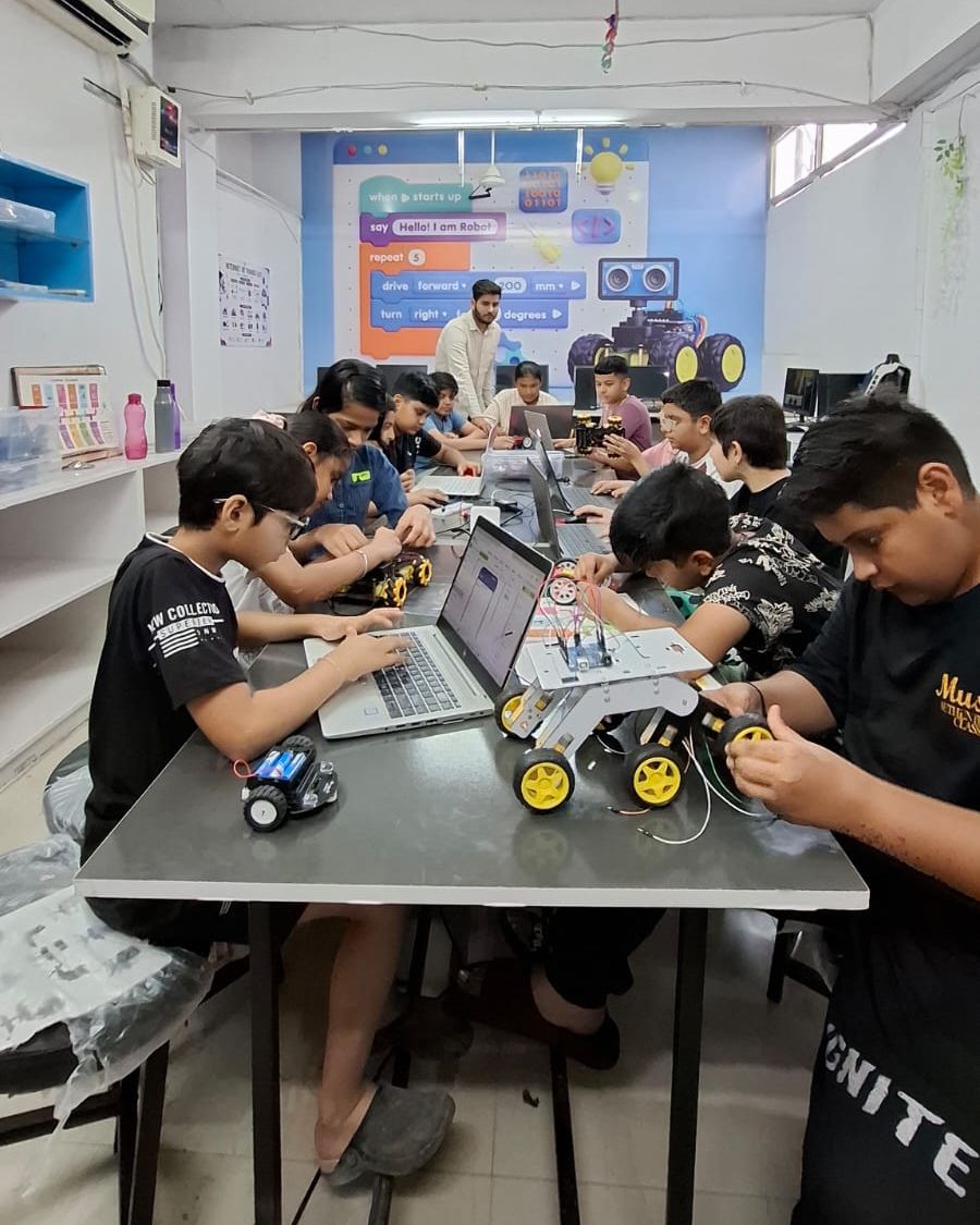 Students building and coding robots in an Esdar classroom